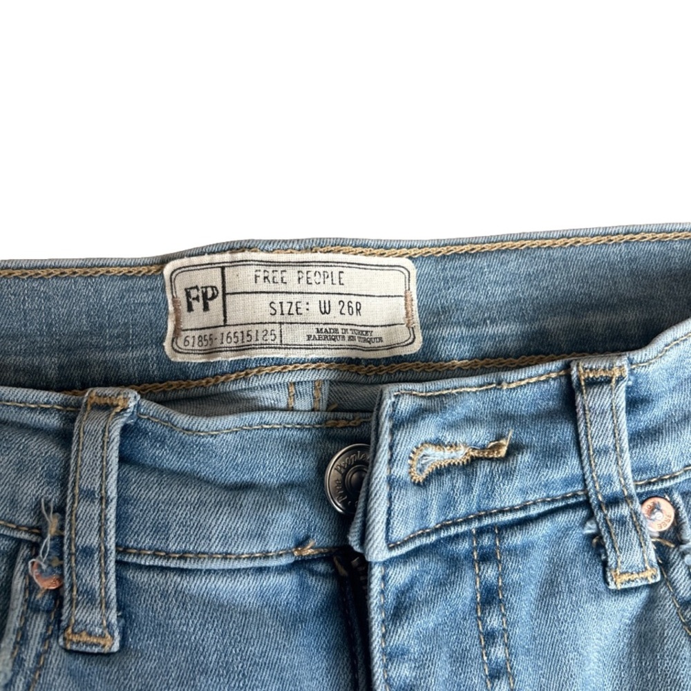 ✨SOLD✨ Free People Women’s Distressed Light Wash Skinny Jeans Size 26 Regular - Picture 2 of 13